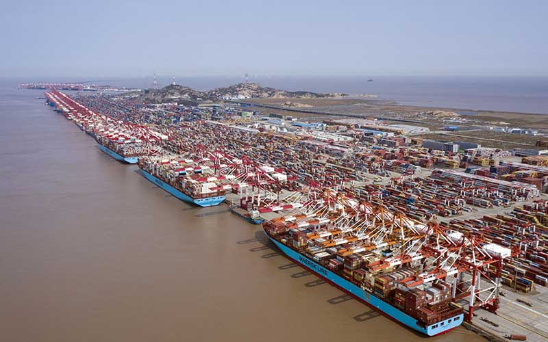 Ilustrasi. Foto udara kbongkar muat kontainer di Pelabuhan Yangshan Deepwater, Shanghai, China, Senin (23/3/2020). Bloomberg - Qilai Shen\n