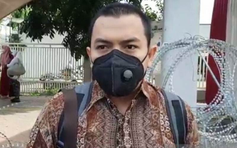 Aziz Yanuar, Kuasa hukum Rizieq Shihab, saat ditemui di Pengadilan Negeri Jakarta Timur, Senin (12/4/2021). - Antara/Yogi Rachman