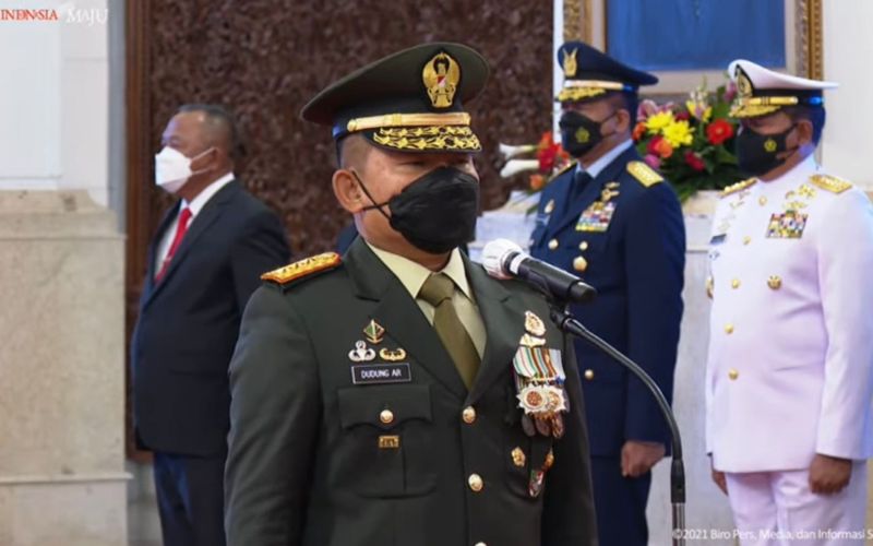 Dudung Abdurachman saat dilantik sebagai Kepala Staf Angkatan Darat (KSAD) oleh Presiden Joko Widodo (Jokowi) di Istana Negara, Jakarta pada Rabu, 17 November 2021 / Youtube Setpres