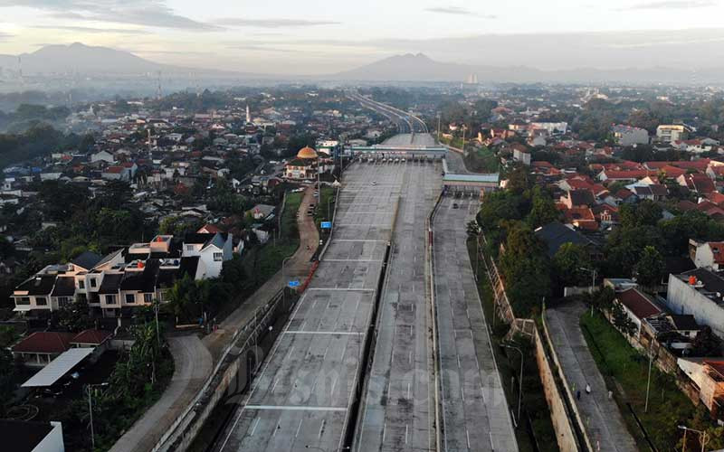 Foto aerial Tol Depok-Antasari dengan latar belakang Gunung Salak dan Pangrango di Jakarta, Selasa (19/5/2020). Bisnis - Himawan L Nugraha
