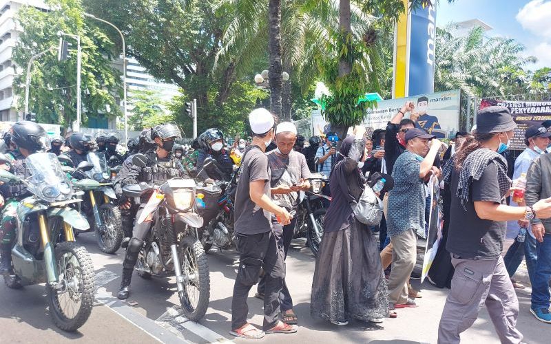 Aparat dari Brimob dan Polisi Militer menggunakan motor trail untuk membubarkan massa Reuni 212 yang sedang berkerumun di depan Gedung Wisma Mandiri, Jakarta (2/12/2021) - ANTARA - Mentari Dwi Gayati.