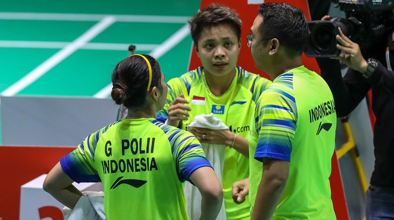Greysia Polii-Apriyani Rahayu bersama pelatih ganda putri, Eng Hian - Badminton Indonesia