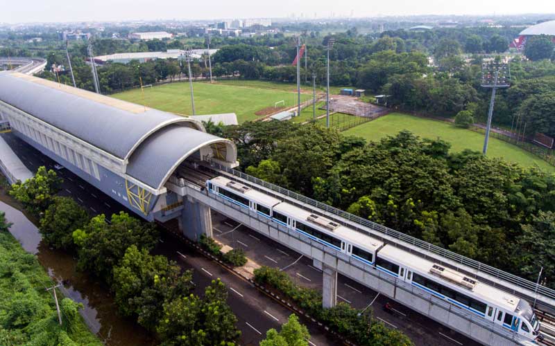 Rangkaian Light Rail Transit (LRT) melintas di kawasan Jakabaring, Palembang, Sumatra Selatan. - Antara