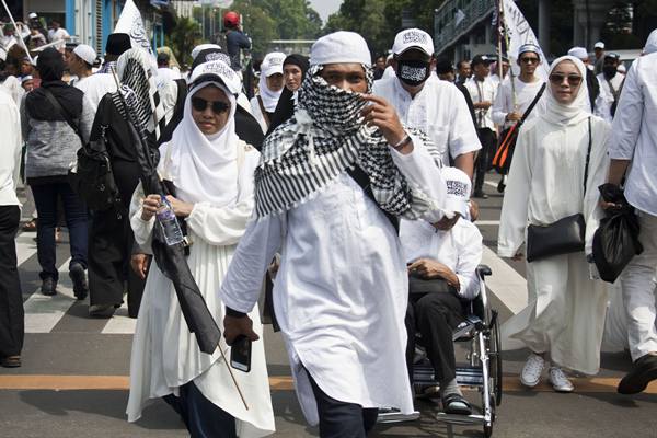 Umat muslim mengikuti aksi reuni 212 di kawasan Jalan MH Thamrin, Jakarta, Minggu (2/12). - Antara