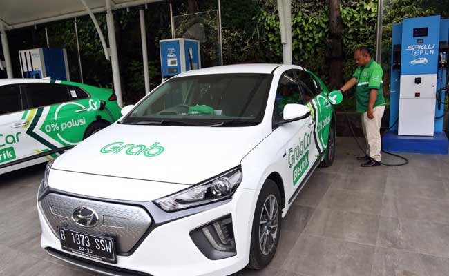 Supir taksi online melakukan pengisian daya mobil listrik di Jakarta, Kamis (13/2/2020). Bisnis - Eusebio Chrysnamurti