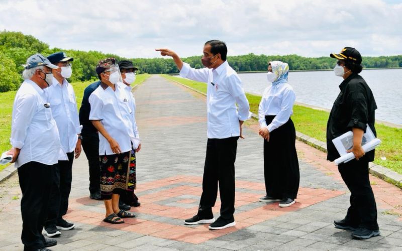 Presiden Joko Widodo dan Ibu Negara Iriana Joko Widodo meninjau Mangrove Conservation Forest, di Pemogan, Denpasar Selatan, Kota Denpasar, Kamis (02/12/2021) - BPMI Setpres - Laily Rachev.