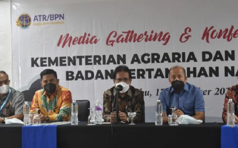 Menteri ATR/Kepala BPN, Sofyan A. Djalil saat memberikan keterangan pers terkait penanganan kejahatan pertahanan di Jakarta, Rabu (17/11/2021).  - Antara