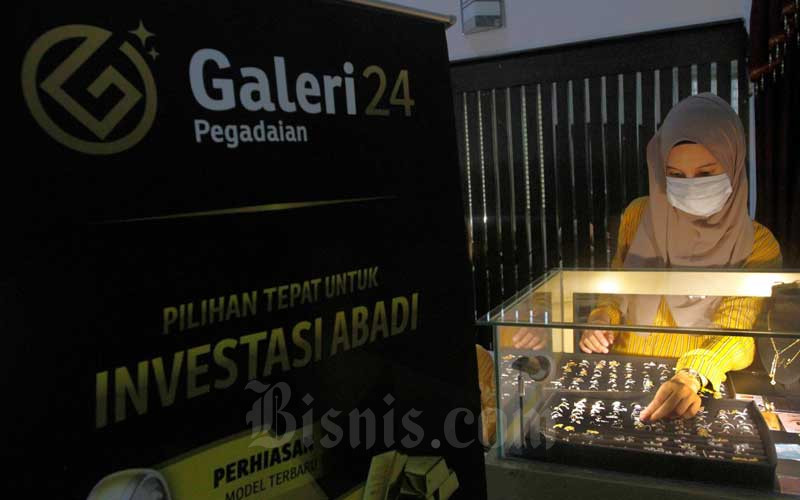 Karyawati merapikan perhiasan emas di Kantor Pusat Pegadaian, Jakarta, Selasa (5/5/2020). Bisnis - Himawan L Nugraha