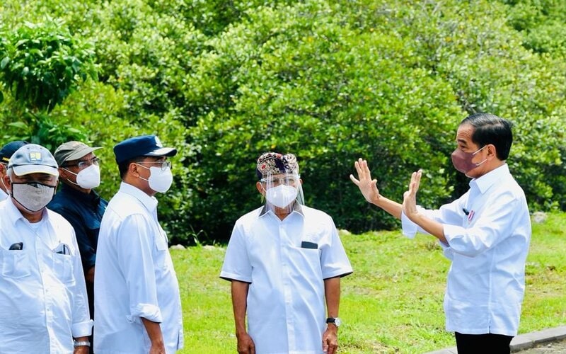 Presiden Joko Widodo kanan meninjau Mangrove Conservation Forest di Pemogan, Kamis (2/12/2021). - Istimewa
