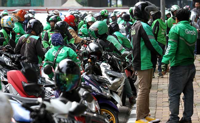 Sejumlah pengemudi ojek daring menunggu penumpang di Jakarta, Rabu (12/2/2020). Bisnis - Arief Hermawan P