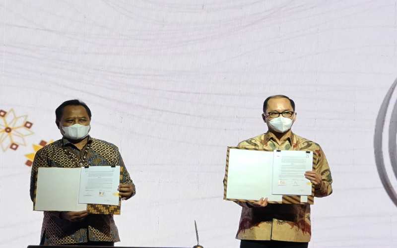 Direktur Utama PT Pusri Palembang Tri Wahyudi Saleh (kiri) menunjukkan dokumen perjanjian jual beli gas dengan Medco E&P Indonesia.  - Istimewa
