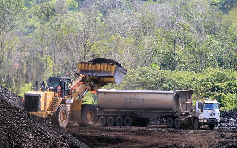 Alat berat beroperasi di kawasan penambangan batu bara Desa Sumber Batu, Kecamatan Meureubo, Aceh Barat, Aceh, Rabu (8/7/2020).  - Antara Foto/Syifa Yulinnas