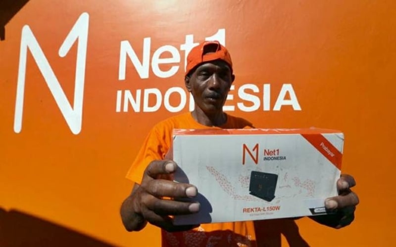 Pedagang kecil Mitra Net1 Utomo menunjukan modem internet di Desa Telogoharjo, Kecamatan Giritontro, Kabupaten Wonogiri, Selasa (23/4/2019). - Bisnis/Nurul Hidayat 