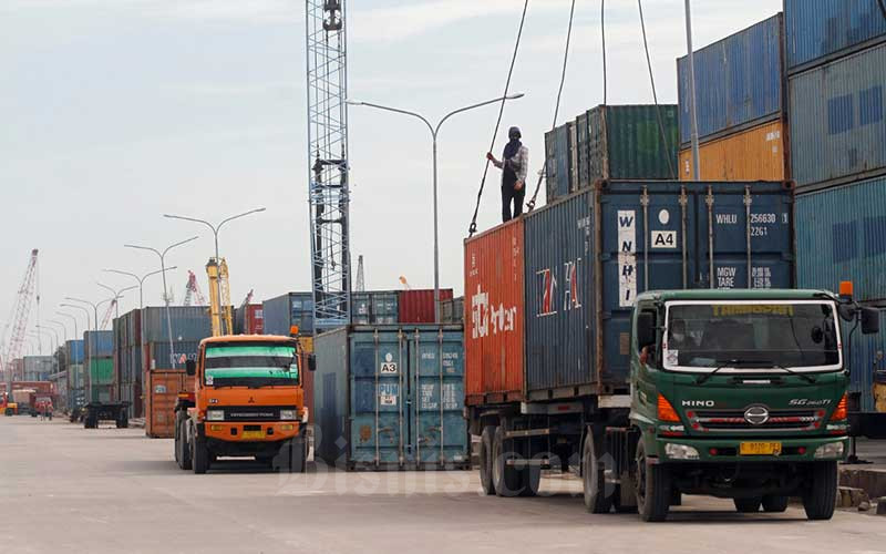 Pekerja melakukan aktifitas bongkar muat peti kemas di Pelabuhan Sunda Kelapa, Jakarta, Selasa (19/5/2020).  - Bisnis/Himawan L Nugraha
