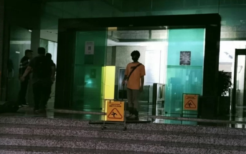 Karyawan membersihkan lobi Gedung Cyber Mampang Prapatan, Jakarta Selatan, usai proses pemadaman, Kamis petang (2/12/2021).  - Antara