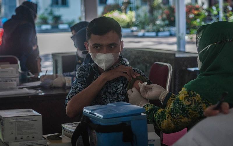 Vaksinator menyuntikkan vaksin COVID-19 kepada warga di Rangkasbitung, Lebak, Banten, Kamis (9/9/2021). Pemerintah menargetkan peningkatan laju vaksinasi COVID-19 hingga cakupan 2,5 juta penyuntikkan per hari pada September 2021. ANTARA FOTO - Muhammad Bagus Khoirunas
