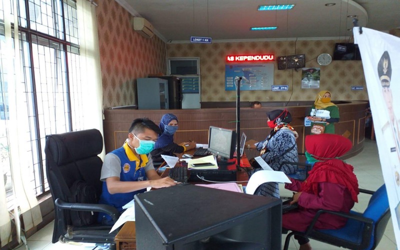 Petugas Dinas Kependudukan dan Catatan Sipil Kabupaten OKI, Sumsel, melayani warga yang mengurus dokumen kependudukan. istimewa