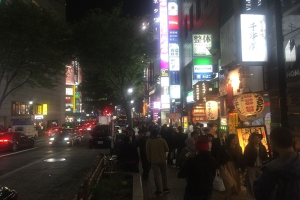 Keramaian di salah satu sudut kawasan perbelanjaan di distrik Shibuya, Tokyo, Jepang, pada malam hari. - Bisnis/Yusuf Waluyo
