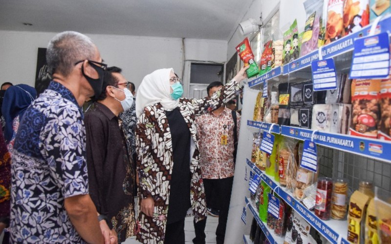 Bupati Purwakarta Anne Ratna Mustika melihat produk UMKM yang dipajang di etalase