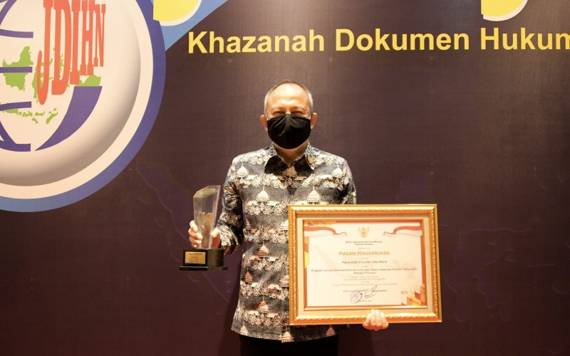 Sekretaris Daerah Provinsi Jabar Setiawan Wangsaatmaja menerima penghargaan sebagai Anggota Jaringan Dokumentasi dan Informasi Hukum Nasional (JDIHN) Terbaik I Kategori Provinsi dari Kementerian Hukum dan HAM RI.