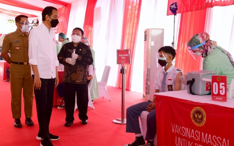 Presiden Joko Widodo meninjau vaksinasi COVID-19 bagi para pelajar di SMAN 1 Beber, Kabupaten Cirebon, Jabar, Selasa (31/08/2021). (Foto: BPMI Setpres - Muchlis Jr).