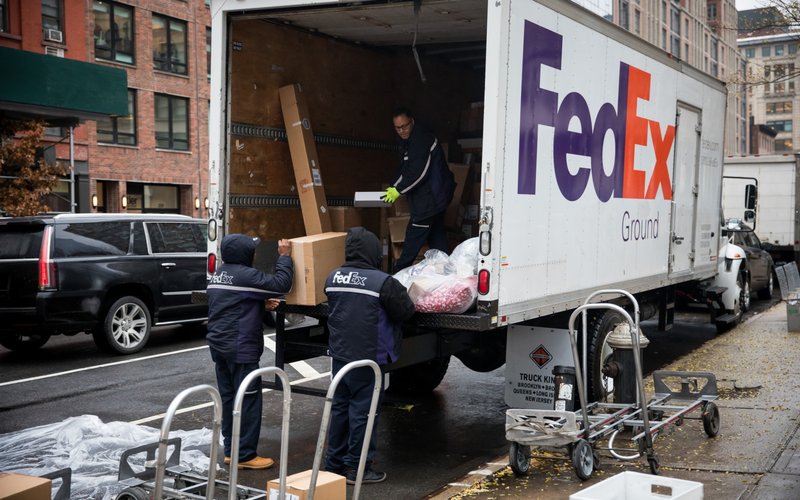 Pekerja FedEx melakukan bongkar muat barang di New York -  Bloomberg / Michael Nagle