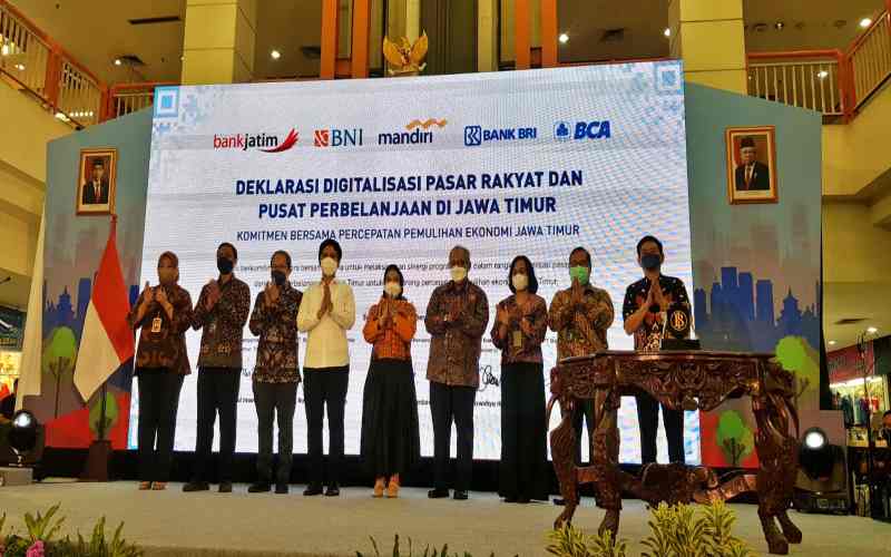 Deklarasi digitalisasi pasar rakyat dan pusat perbelanjaan Jatim SIAP QRIS di DTC Surabaya, Jumat (3/12 - 2021). Bisnis / Peni Widarti