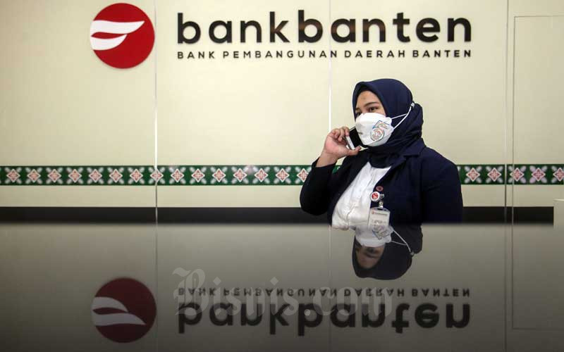 Karyawan beraktivitas di salah satu kantor cabang Bank Banten di Jakarta, Rabu (6/10/2021). Bisnis - Eusebio Chrysnamurti