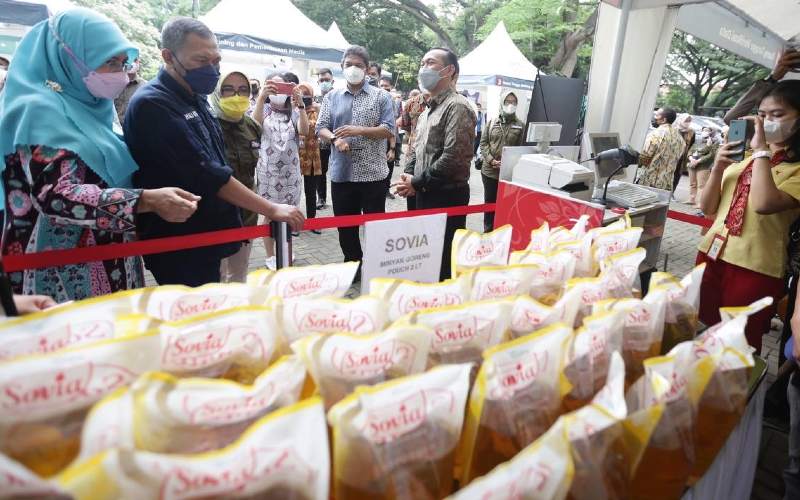Pasar murah minyak goreng di Kota Bandung. - Dea Andriyawan