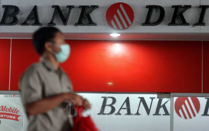 Warga melintas di depan logo Bank DKI di Jakarta, Selasa (5/5/2020). Bisnis - Arief Hermawan P