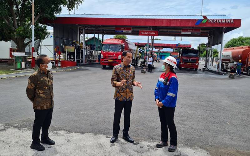 Presiden Joko Widodo saat mengunjungi terminal BBM Pertamina Sanggaran, Pedungan, Denpasar Selatan, Bali, Jumat (3/12/2021). - Istimewa