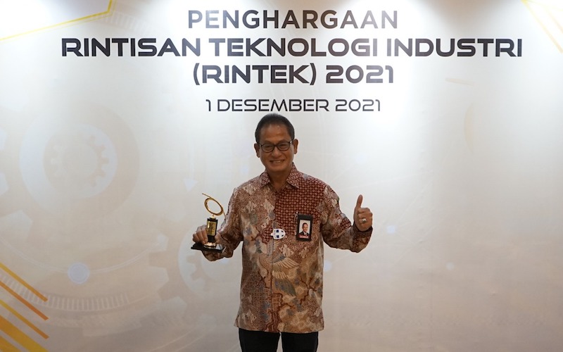Direktur Keuangan dan Umum PKT Qomaruzzaman berpose usai menerima Penghargaan Rintisan Teknologi Industri (Rintek) 2021 dari Menteri Perindustrian Agus Gumiwang Kartasasmita di Jakarta, pada Rabu (1/12). - JIBI/Istimewa