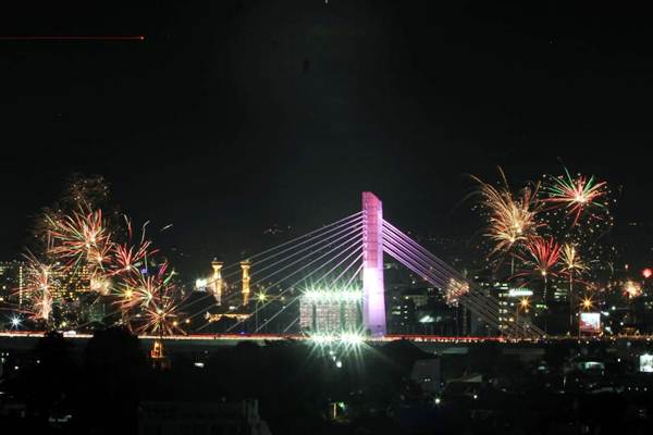 Pesta kembang api menghiasi langit di kawasan Jembatan layang Pasteur-Surapati (Pasupati) pada malam detik detik pergantian tahun di Bandung, Jawa Barat, Selasa (1/1/2018) dini hari. - Bisnis/Rachman
