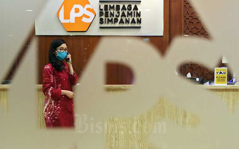 Karyawan beraktivitas di dekat logo Lembaga Penjamin Simpanan (LPS) di Jakarta, Jumat (10/7/2020). - Bisnis/Eusebio Chrysnamurti