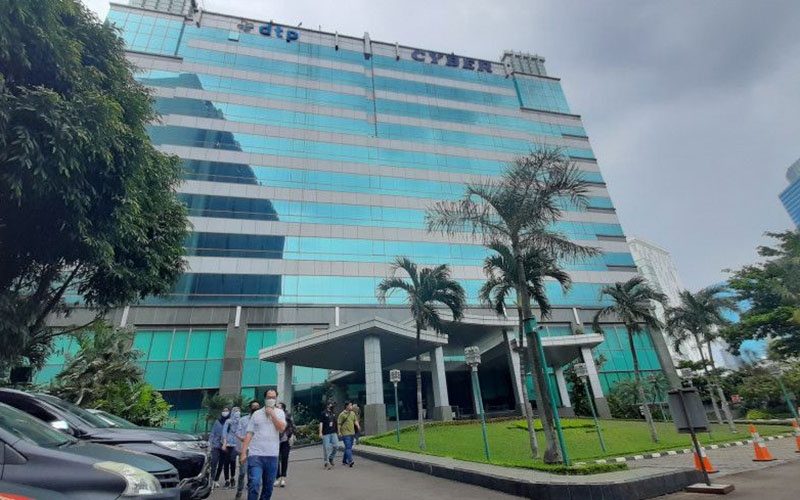 Kondisi terkini gedung Cyber Mampang Prapatan Jakarta Selatan usai kebakaran di lantai dua Kamis kemarin. Para pegawai telah beraktivitas normal kembali, Jumat (3/12/2021).  - Antara/Sihol Hasugian
