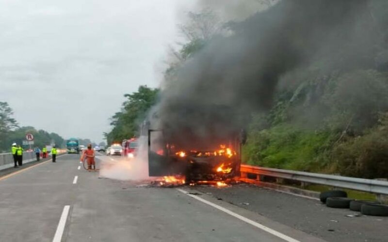 Petugas memadamkan api yang membakar sebuah bus di km433 Tol Semarang-Solo pada Sabtu pagi. - Antara/Polres Semarang.