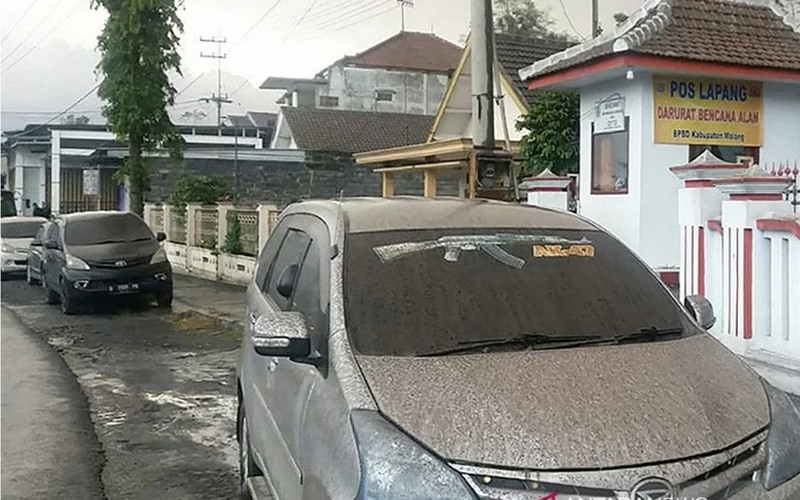 Kendaraan yang terparkir di wilayah Kabupaten Malang tertutup abu vulkanik akibat meletusnya Gunung Semeru, Jawa Timur, Sabtu (4/12/2021). -  ANTARA