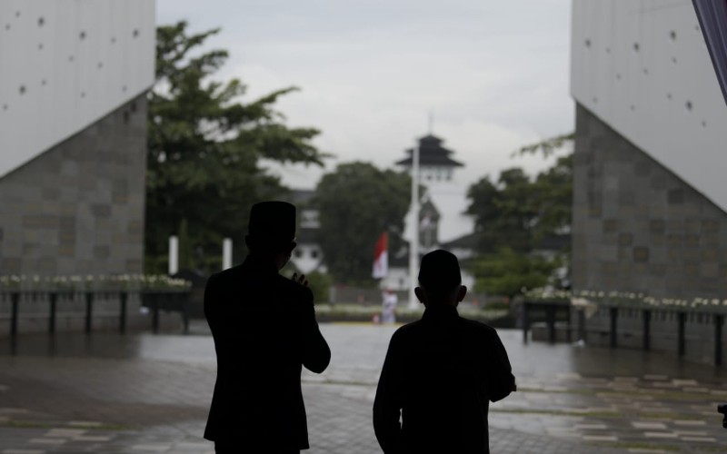 Wakil Presiden Indonesia KH Ma'ruf Amin (kanan) meresmikan monumen Pahlawan Covid-19 di Kota Bandung, Sabtu (4 - 12).
