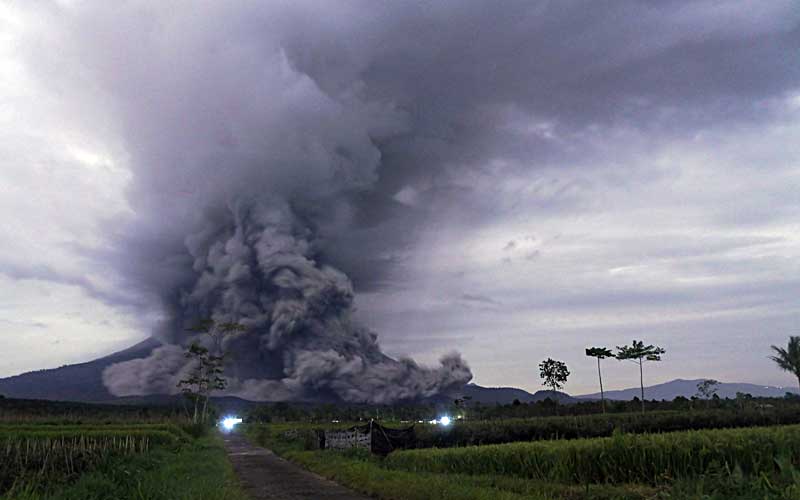 Luncuran awan panas Gunung Semeru terpantau dari Kecamatan Pronojiwo, Lumajang, Jawa Timur, Selasa (1/12/2020). Berdasarkan pemantauan Pos Gunung Api Semeru di Gunung Sawur, Semeru meluncurkan awan panas sepanjang 11 kilometer dan mengakibatkan sejumlah wilayah di Kabupaten Lumajang terguyur abu. ANTARA FOTO - Seno
