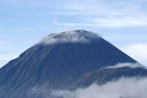 Puncak Gunung Semeru terlihat dari Desa Ranu Pane, Senduro, Lumajang, Jawa Timur - Antara/Seno S
