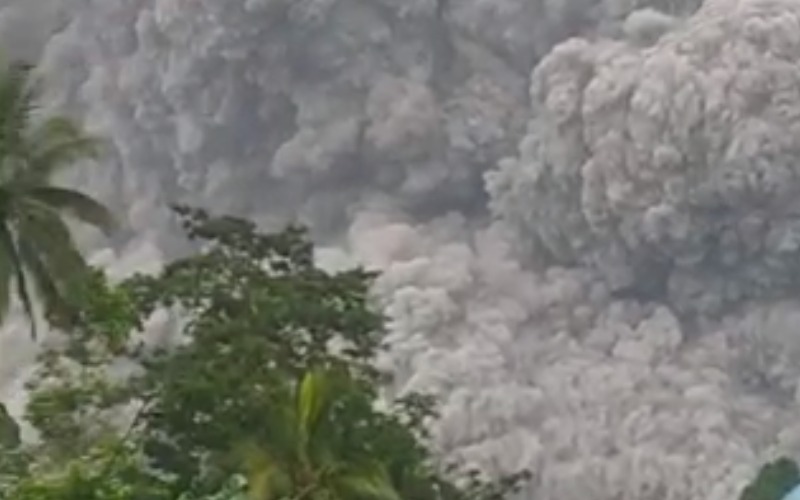 Gunung Semeru di Kabupaten Lumajang, Jawa Timur yang mengalami erupsi disertai memuntahkan awan panas guguran, pada Sabtu (4/12/2021) sekitar pukul 15.00 WIB. - Istimewa