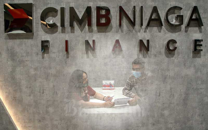 Karyawan melayani nasabah di kantor PT CIMB Niaga Auto Finance di Tangerang Selatan, Banten, Rabu (3/2/2021). Bisnis - Eusebio Chrysnamurti