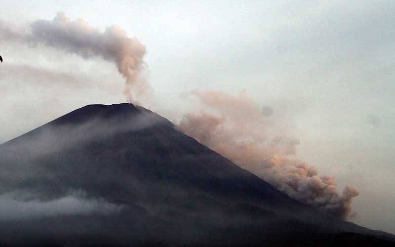 Gunung Semeru yang mengeluarkan awan panas terlihat dari Pronojiwo, Lumajang, Jawa Timur, Minggu (5/12/2021). ANTARA FOTO - Ari Bowo Sucipto