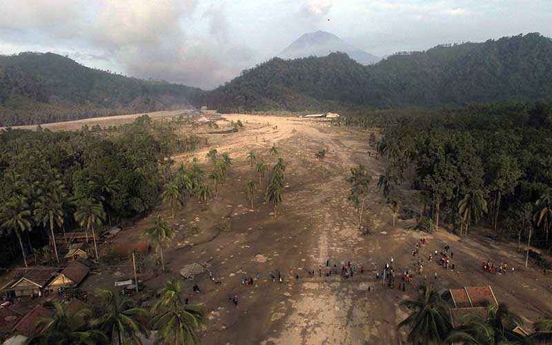 Foto udara kondisi permukiman warga yang tertimbun material guguran awan panas Gunung Semeru di Desa Sumber Wuluh, Lumajang, Jawa Timur, Minggu (5/12/2021). Akibat awan panas guguran Gunung Semeru tersebut puluhan rumah warga rusak dan ratusan warga mengungsi. ANTARA FOTO - Zabur Karuru
