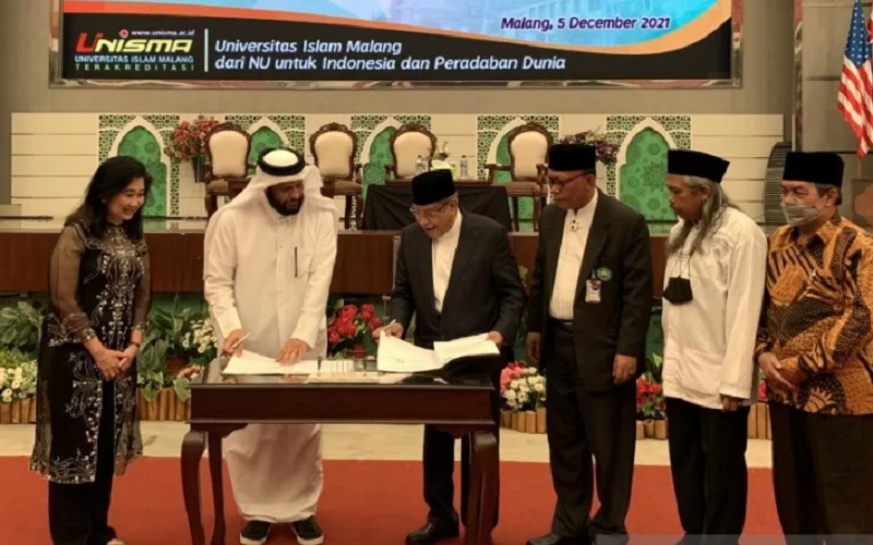 Ketua Umum PBNU KH Said Aqil Sirodj (ketiga kiri) dan Sekretaris Jenderal Dewan Keluarga Kerajaan Qatar Syekh Abdul Aziz Abdul Rahman Hassan Al-Thani (kedua kiri) pada saat menandatangani kerja sama pembangunan 100 masjid dan 10 rumah sakit, di Kota Malang, Jawa Timur, Minggu (5/12 - 2021). 
