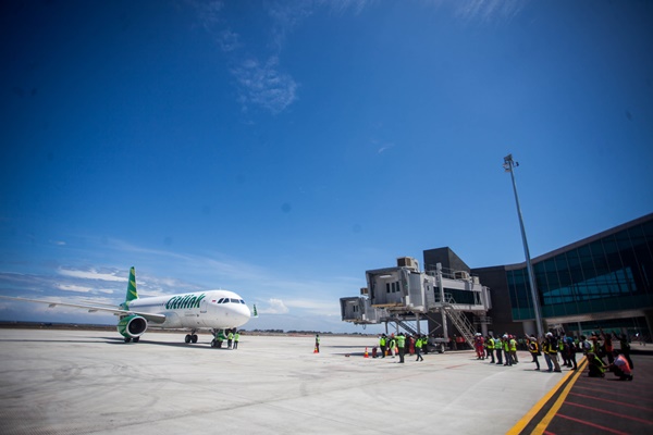 Pesawat komersial maskapai Citilink mendarat di landasan Yogyakarta International Airport (YIA) saat 