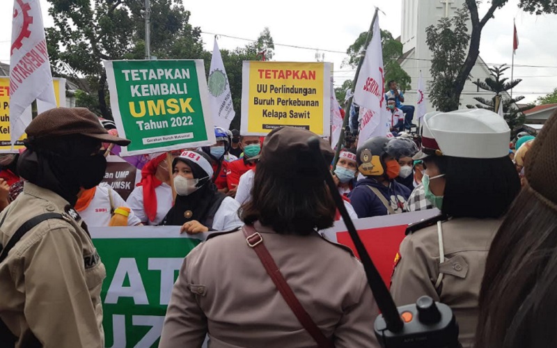 Serikat buruh saat menggelar aksi demo tentang UMP dan UMK 2022 di depan Kantor Gubernur Sumatra Utara, Medan, Senin (6/12/2021).  - Bisnis/Nanda Fahriza Batubara