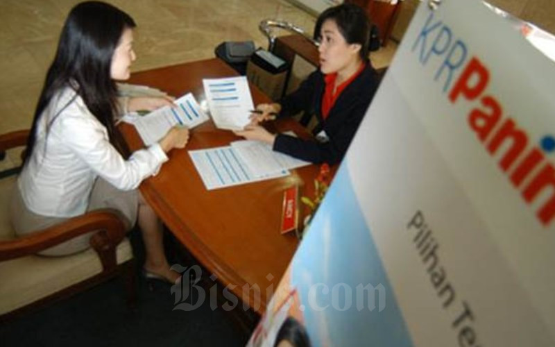 Karyawan PT Bank Panin Tbk tengah menawarkan produk kepada nasabah. - Bisnis.com