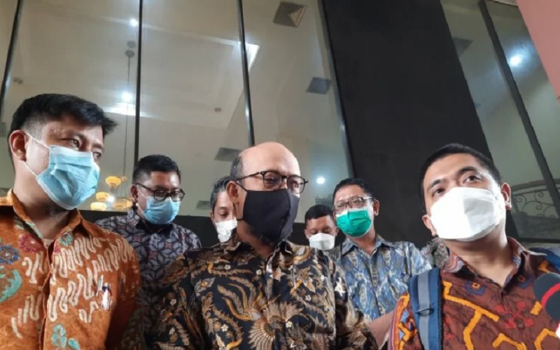 Mantan penyidik KPK Novel Baswedan dan sejumlah eks pegawai KPK yang tidak lulus TWK memberikan keterangan pers usai mengikuti sosialisasi pengangkatan sebagai ASN Polri di Mabes Polri, Jakarta Selatan, Senin (6/12/2021). - Antara