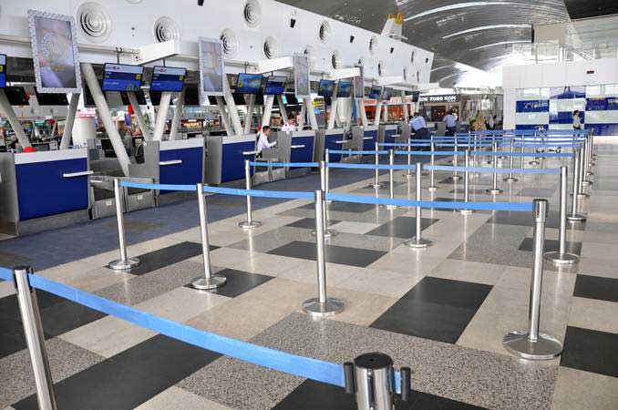Petugas layanan check-in penumpang beraktivitas di Bandara Internasional Kualanamu, Deli Serdang, Sumatra Utara, Rabu (13/2/2019). - ANTARA FOTO/Septianda Perdana